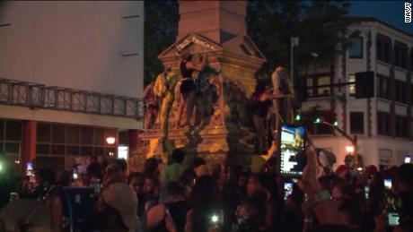 Man injured as protesters partially dismantle Confederate
monument 1