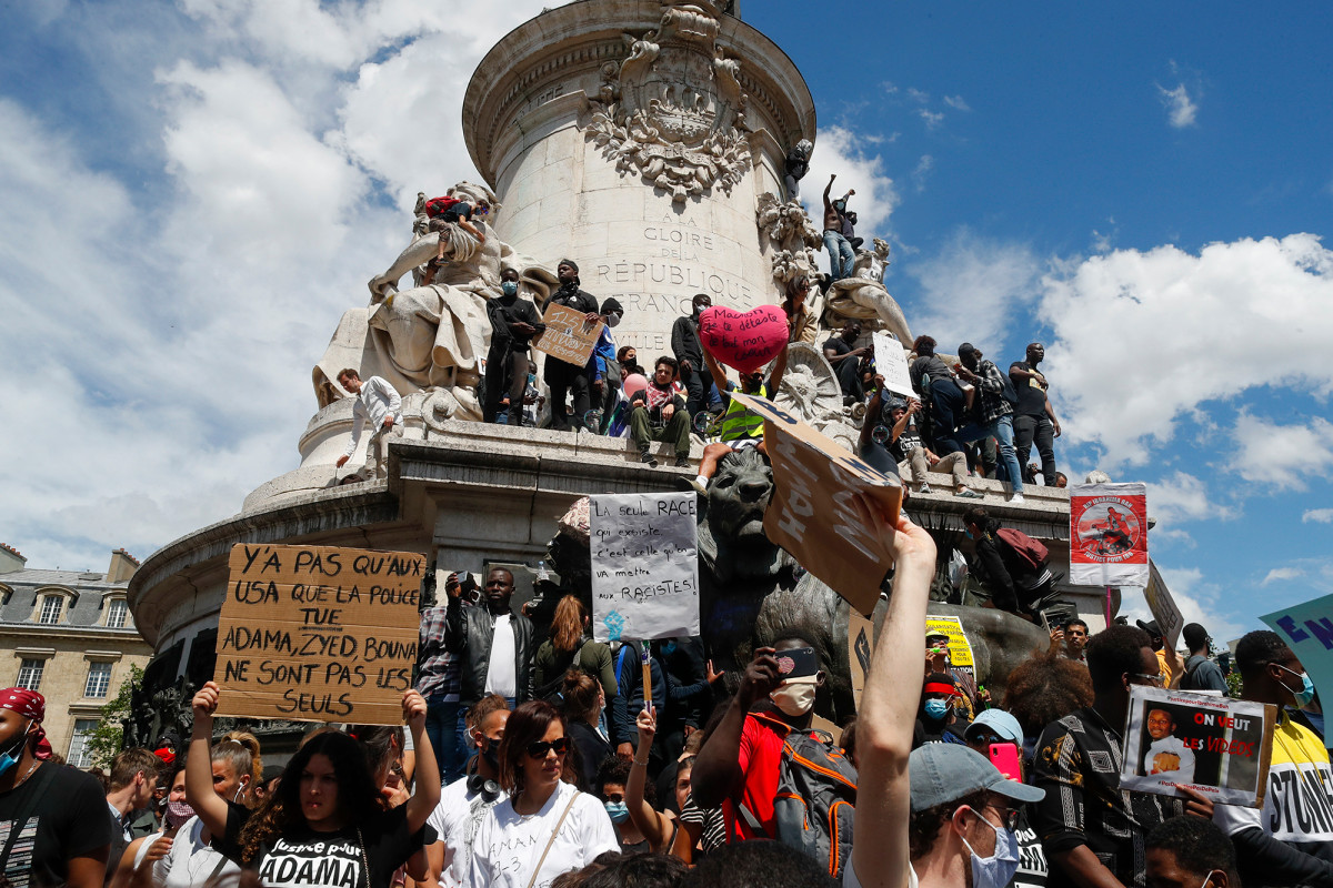 Police close Paris restaurants and shops in fear of violent
protests 1