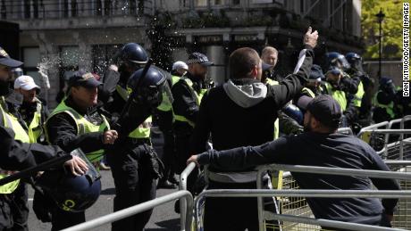 Far-right groups target anti-racism protests in London and
Paris 1
