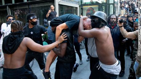 Black protester who carried injured white man through angry
crowd says he was trying to avoid catastrophe 1