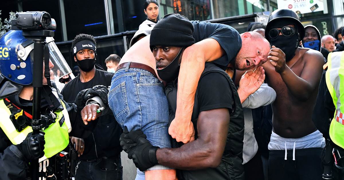 A picture and its story: Black personal trainer carries
suspected far-right protester to safety 1