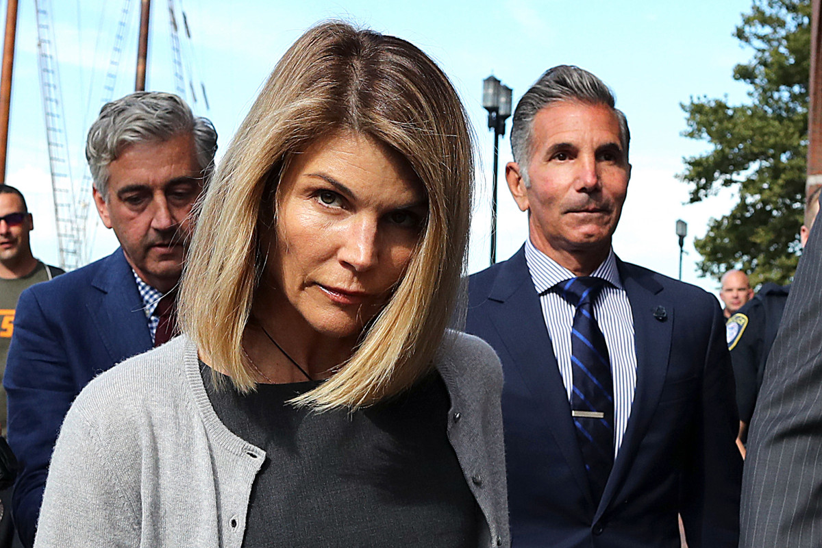 Lori Loughlin ‘scared to death’ of catching coronavirus in
prison 1