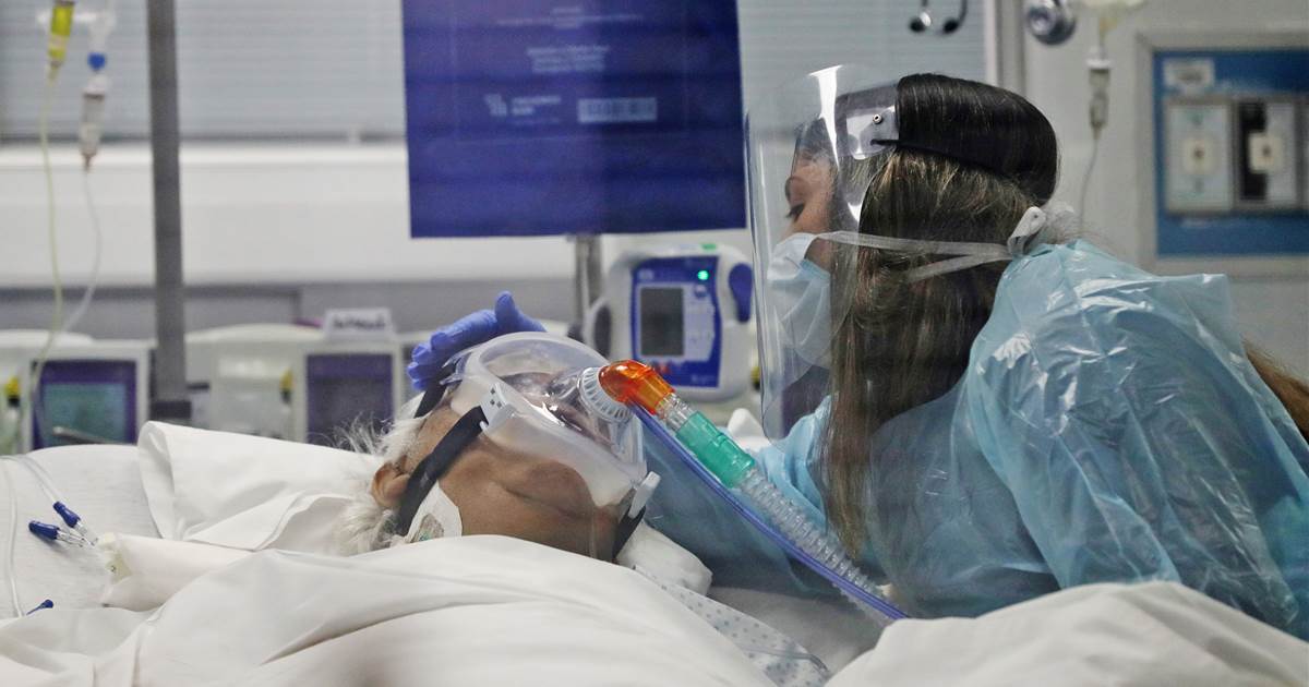Chilean hospital gives COVID-19 patients' families a rare
chance to say goodbye 1