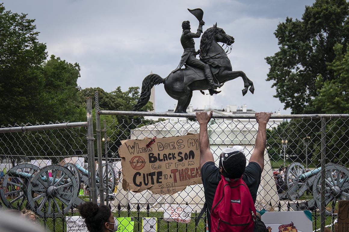 Trump issues executive order warning cities, protesters over
destruction of monuments 1