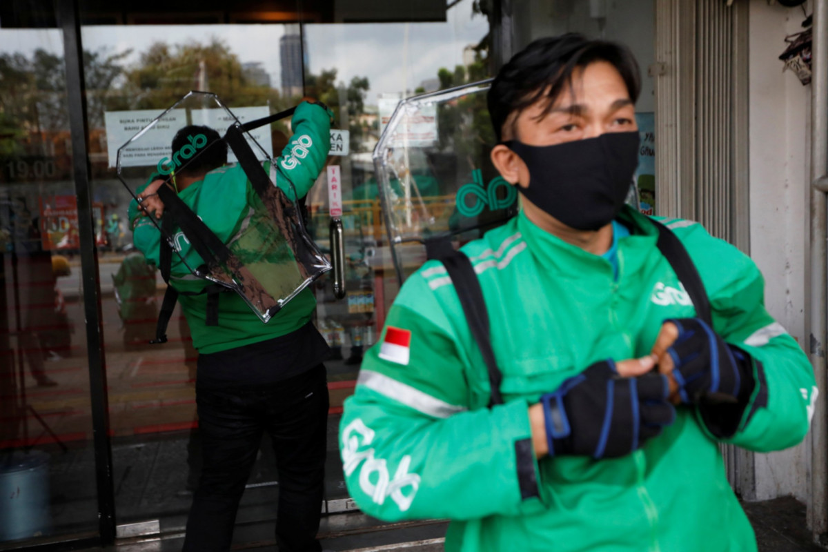 Motorcycle taxis in Indonesia’s capital get backpack shields
for coronavirus protection 1