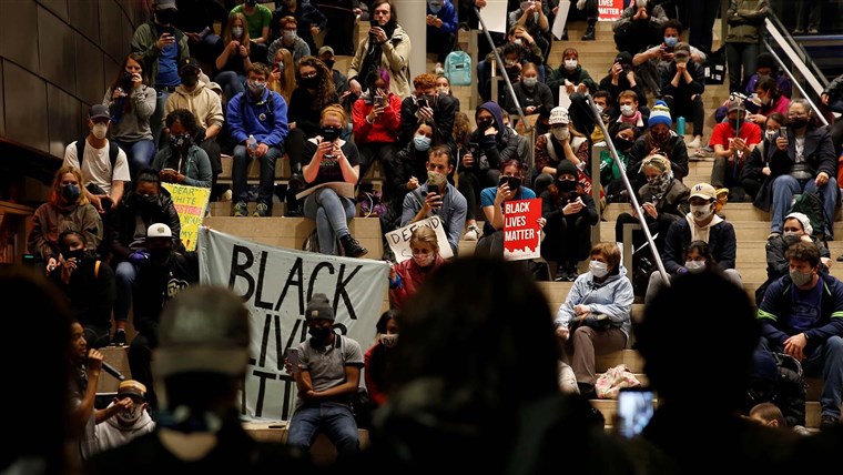 Woman charged with burning 5 Seattle police vehicles during
protests 1