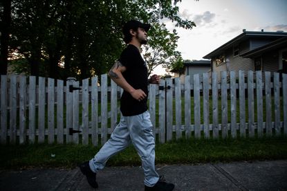 Illinois man, 30, is believed to be 1st lung transplant
survivor to receive COVID-19 plasma and recover 1 Illinois man, 30, is believed to be 1st lung transplant
survivor to receive COVID-19 plasma and recover 1