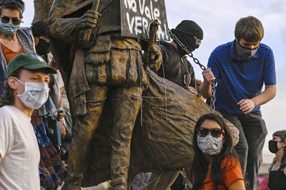 Suspects arrested for shooting during protests over New
Mexico conquistador statue 1