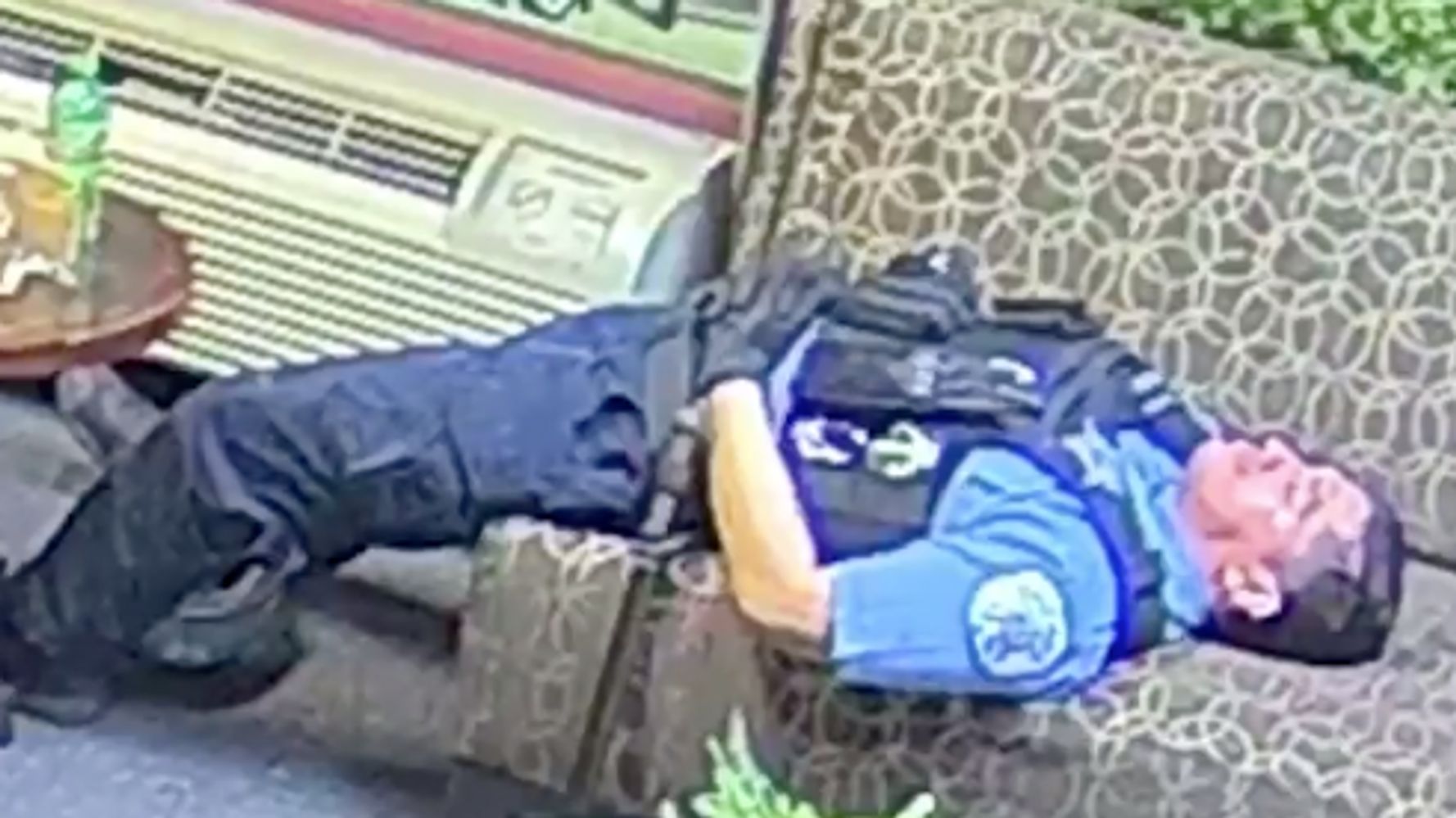Cops Caught On Camera Napping, Relaxing In Congressman’s
Office During Protests 1