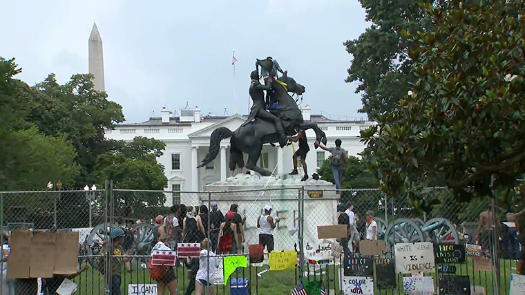 Press told to leave White House grounds amid
protests 1