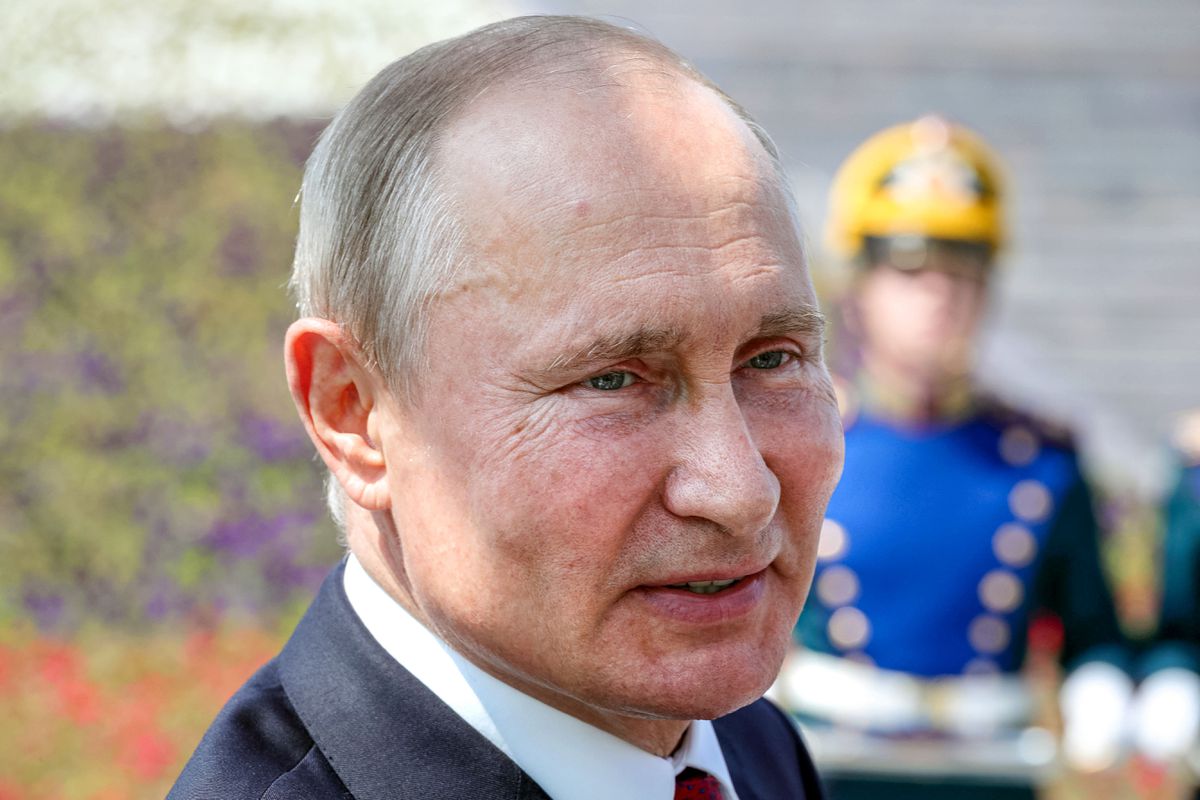 Vladimir Putin has a coronavirus ‘tunnel’ for disinfecting
visitors 1