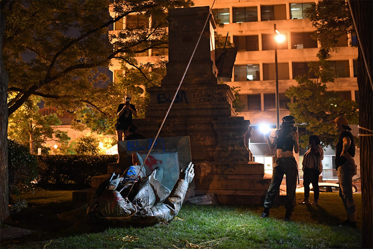 DC protesters topple, torch confederate statue on
Juneteenth 1