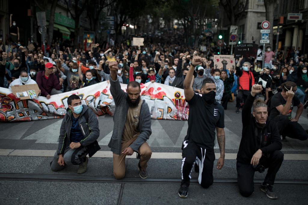 Protesters call attention to deaths of two more black
men 1