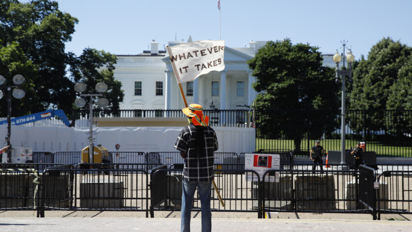 Thousands join in Sunday prayer and protest in front of the
White House 1
