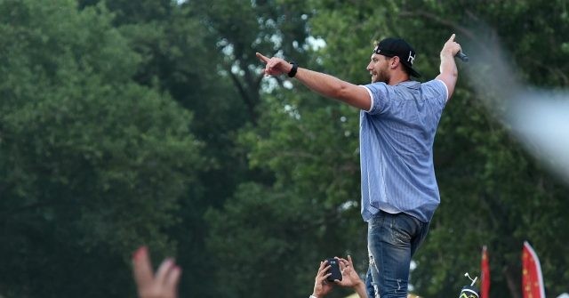 Country Stars Under Fire for Holding Concerts to Thousands
Amid Coronavirus Case Spike 1