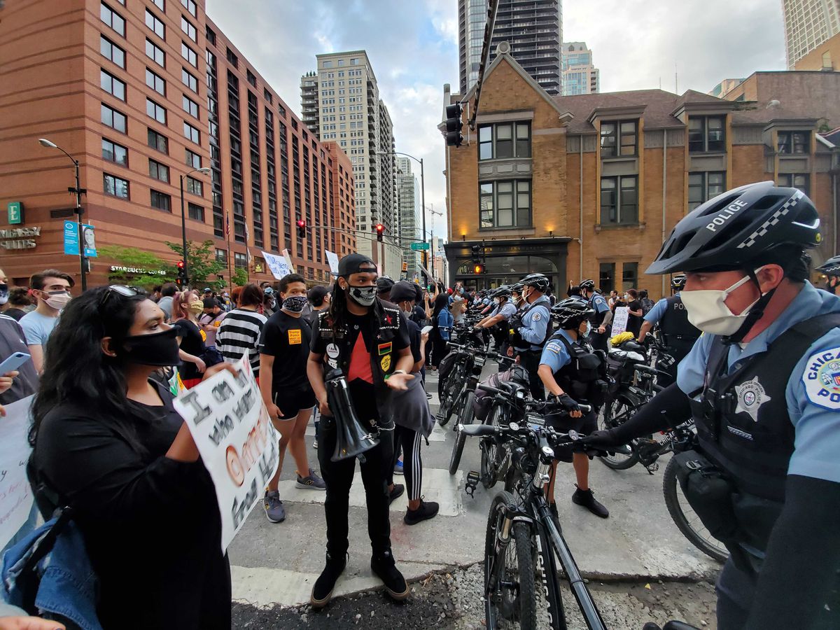 Large-scale protests carry coronavirus exposure risk,
leaders warn (LIVE UPDATES) 1