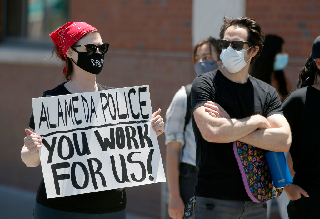 Alameda: Protestors sit in at police station 1