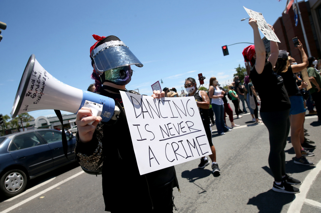 Bay Area protests: Skateboards in San Francisco, sit-in at
Alameda police station 1