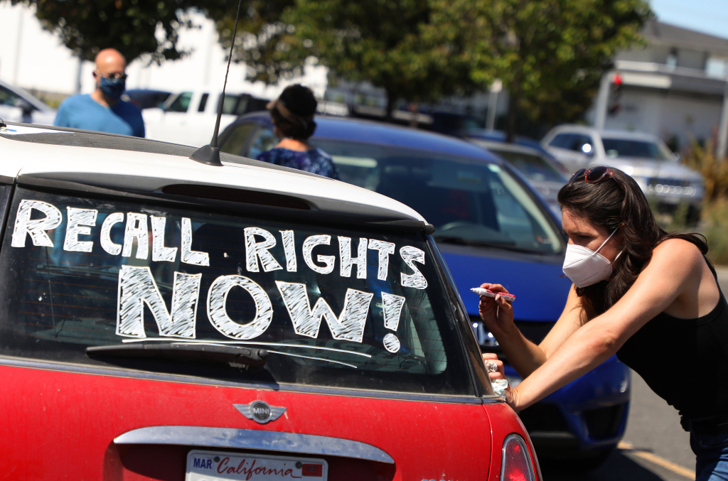 Oakland protesters hold caravan to rally for workers
rights 1