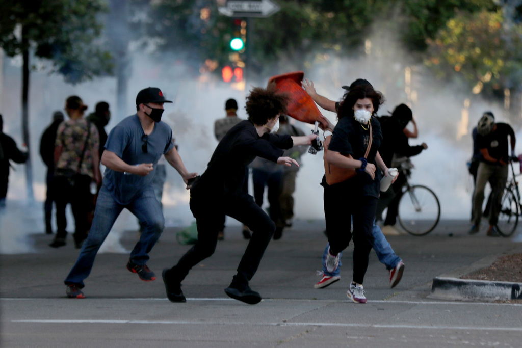 Public health experts urge police to stop using tear gas
during coronavirus pandemic 1