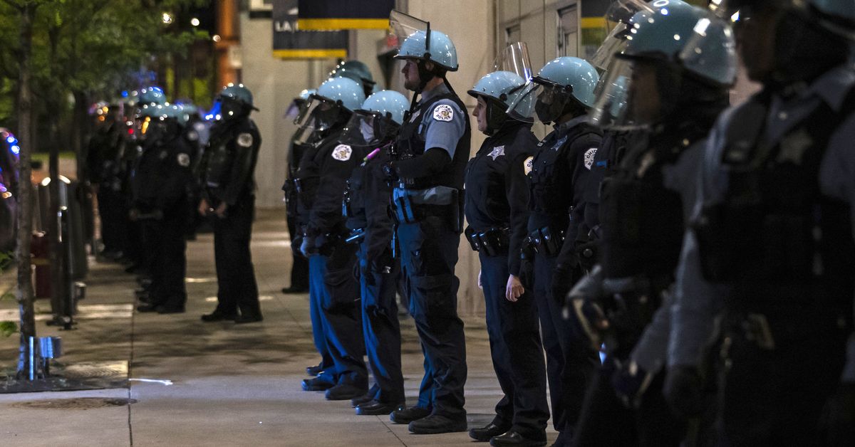 Chicago cop stripped of police power after making obscene
gesture at protesters 1