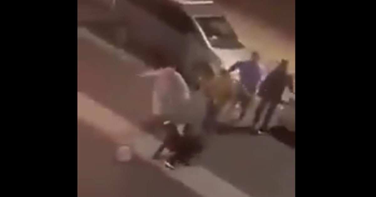 VIDEO: British Football Hooligans Chase, Beat BLM Rioters In
Streets Of London 1