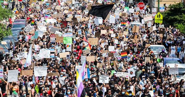 Chicago Pride March Draws Thousands Despite Mayor's
Coronavirus Rules 1