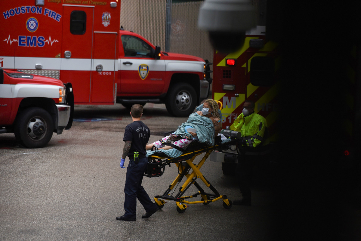 Texas children’s hospital admits adult patients as
coronavirus surges 1
