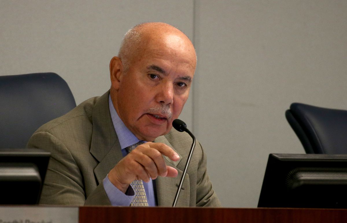 Chicago Board of Ed President del Valle will vote to keep
police contract, he tells protesters gathered outside his
house 1 Chicago Board of Ed President del Valle will vote to keep
police contract, he tells protesters gathered outside his
house 1