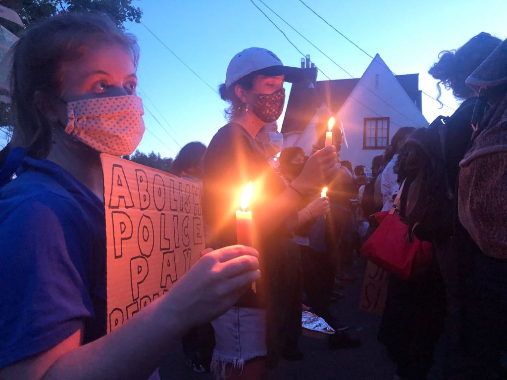 Protesters call on Oakland mayor to defund police by
marching to her house 1