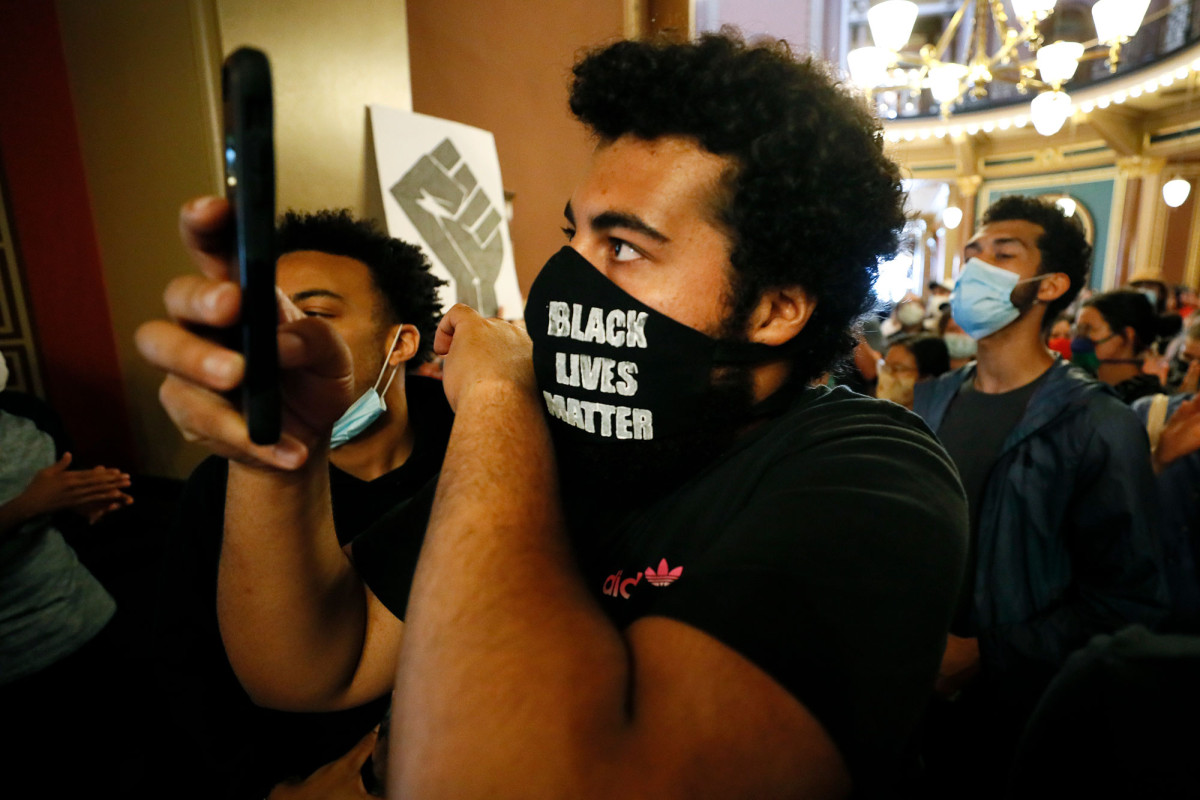 Iowa Gov. Kim Reynolds’ car hits BLM protester who
‘intentionally’ blocked it: report 1