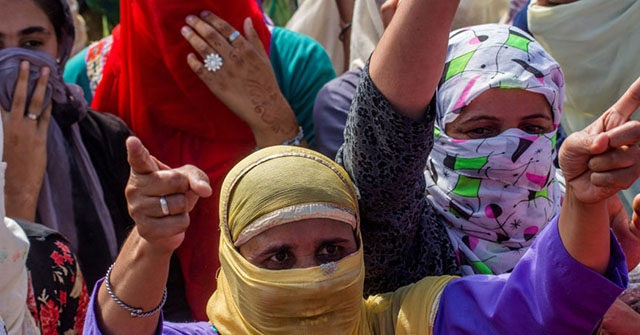 Indian Women Worship Coronavirus 'Goddess,' Offering Sweets
and Spices 1