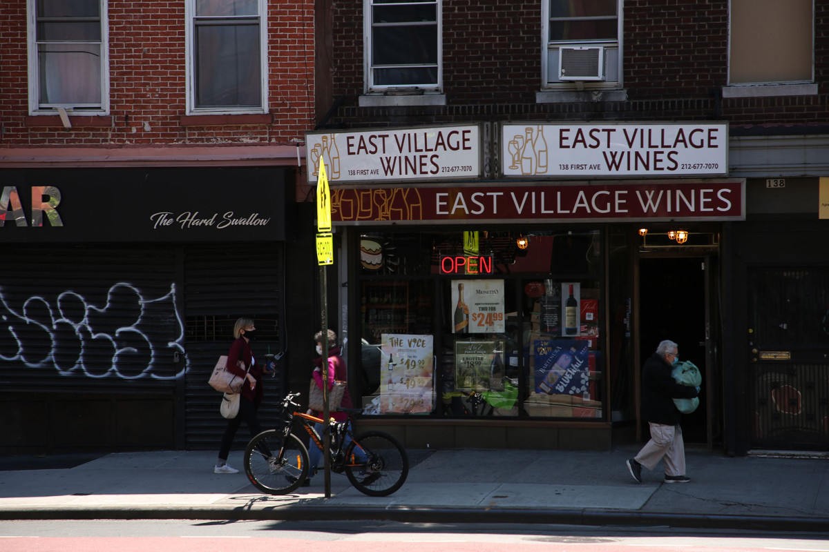 Liquor stores fed up with coronavirus booze-to-go rules for
restaurants 1