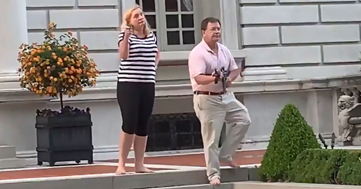VIDEOS: Husband and Wife Defend Property When Black Lives
Matter Protesters Enter Neighborhood 1