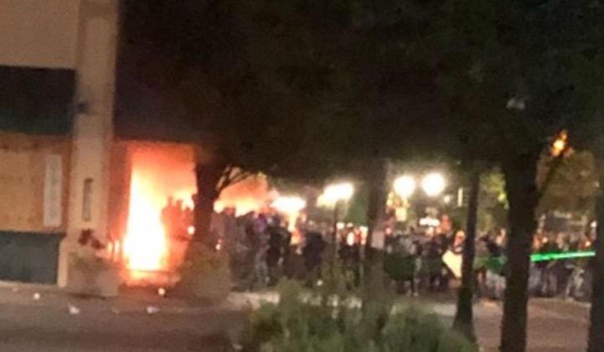 Portland anti-cop protesters blasted by black leaders: 'Get
your knee off our neck' 1
