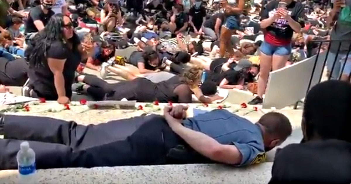VIDEO: Police Chief Lies Down Face First in Solidarity with
#BLM Protesters 1