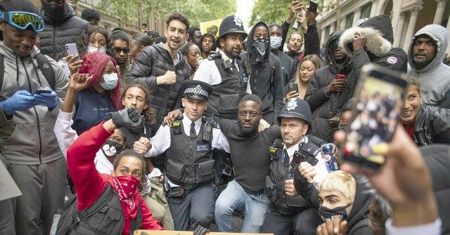 'Total Surrender to Anarchy': English Police Force Advises
Officers to 'Take The Knee' in Front of BLM Protests 1