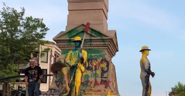 Protester Injured When Toppled Confederate Statue Lands on
His Head: 'His Skull Was Actually Showing' 1