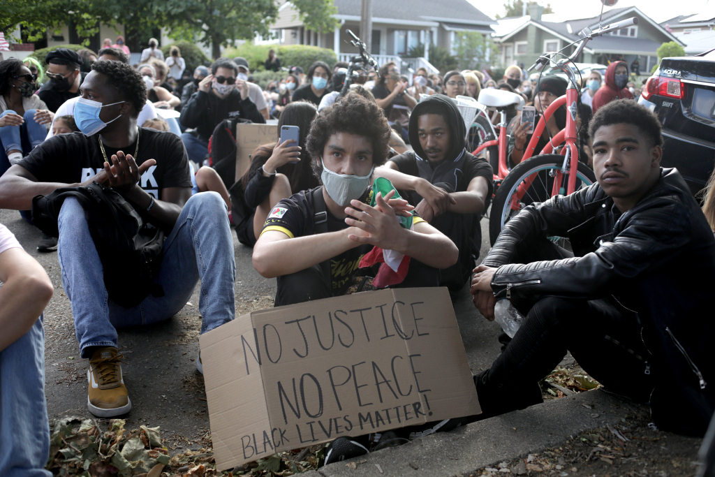 Police violence protesters gather outside San Jose mayor’s
house 1