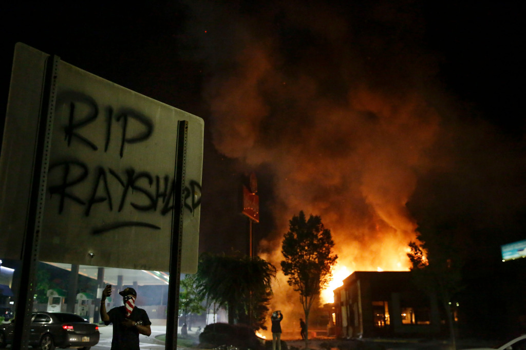 36 arrested, Wendy’s burned after protests over Atlanta
police shooting 1