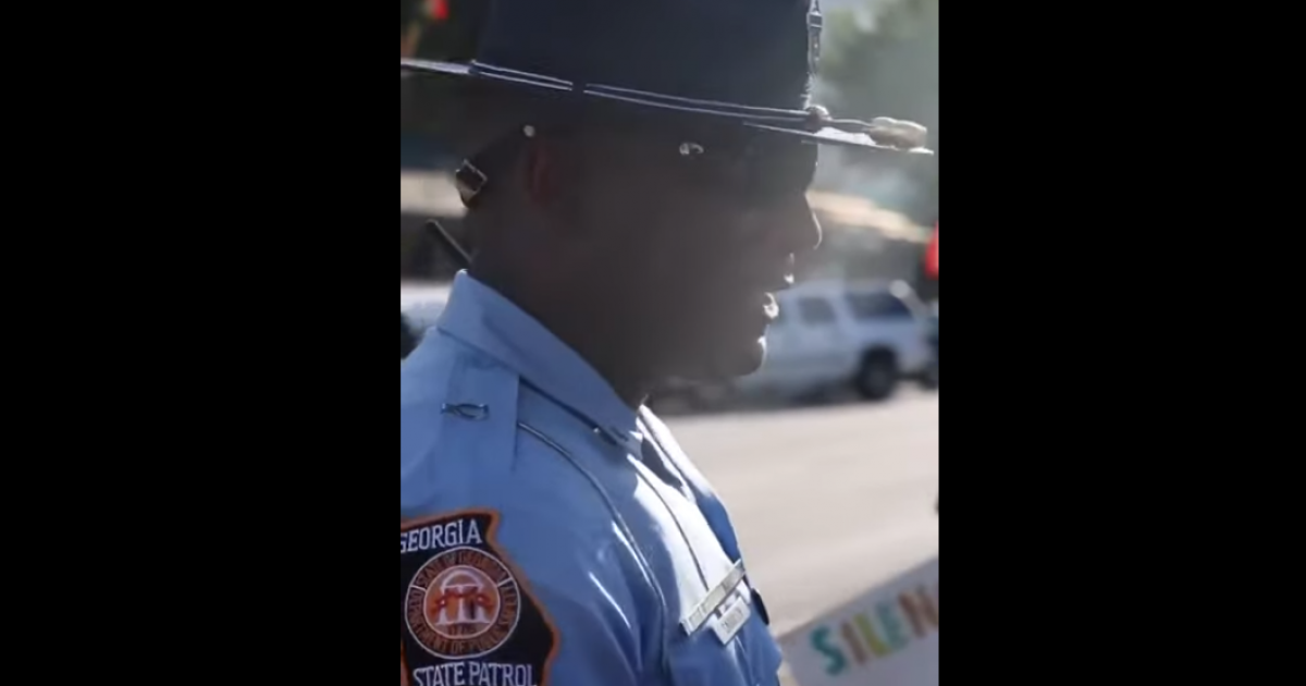 Watch Georgia Police Officer Explain Why He Refuses to Kneel
Before Black Lives Matter Protestors 1