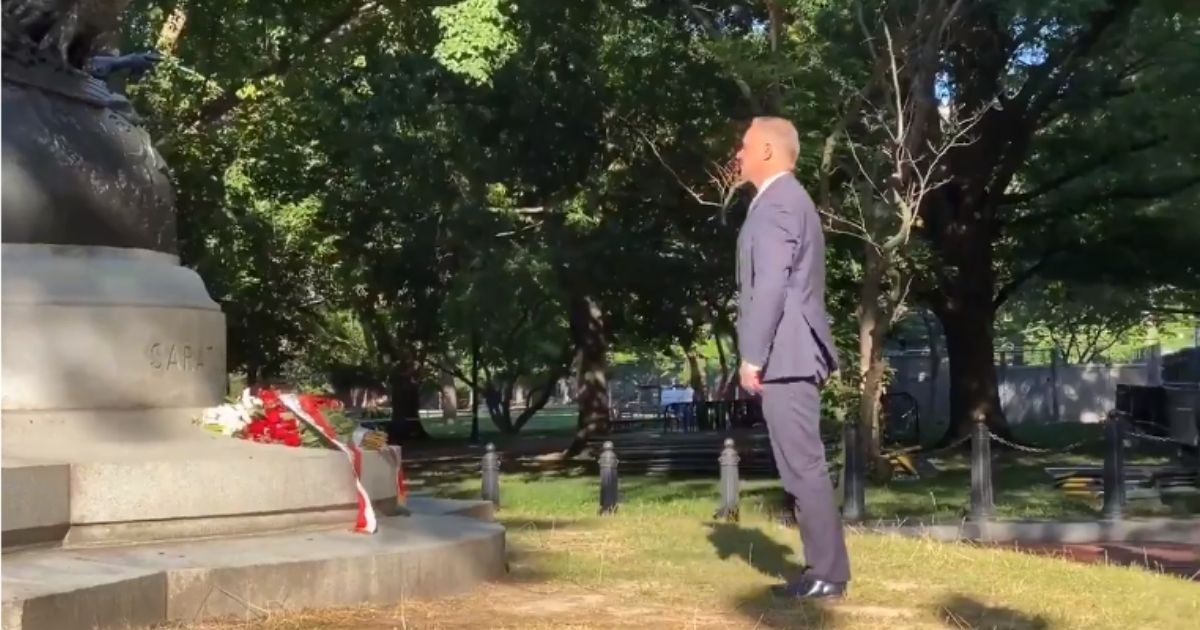 Polish President Quietly Visits Vandalized DC Statue, His
Next Move Puts Disrespectful Protesters to Shame 1