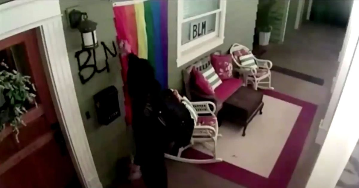 Lib Mayor Who Supported BLM Has Home Vandalized by
Protesters, Calls It ‘Domestic Terrorism’ 1