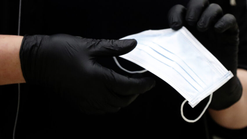 Several new studies support wearing masks to control
coronavirus spread 1