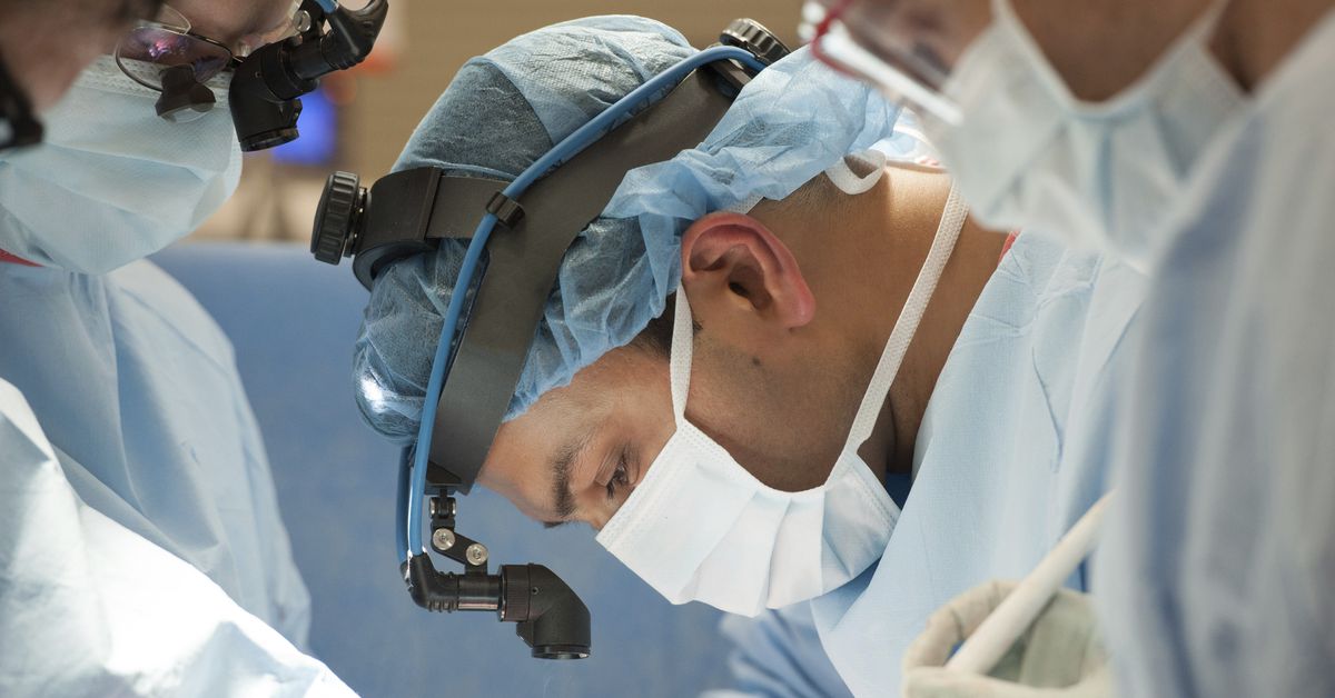 Coronavirus survivor in Chicago receives double lung
transplant 1