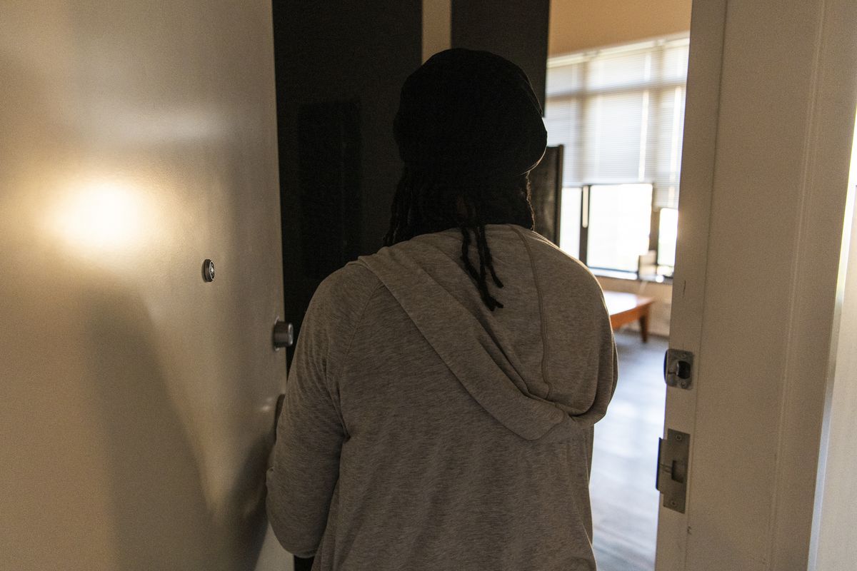 Despite coronavirus eviction ban, some Chicago landlords are
locking out tenants 1