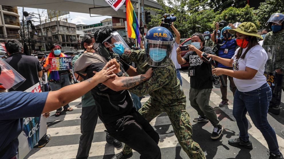 Manila police arrest 20 Pride protesters seeking virus
aid 1