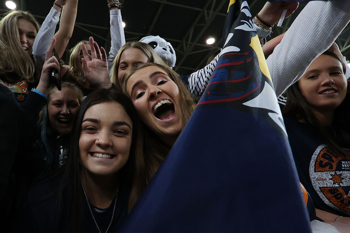 Take that, coronavirus: 20,000 rugby fans go wild in New
Zealand 1