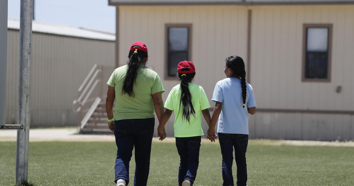 Judge orders release of migrant children, citing
coronavirus 1