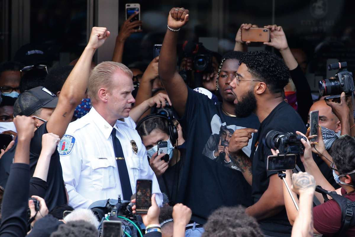 Virginia police chief resigns following violent clashes with
protesters 1
